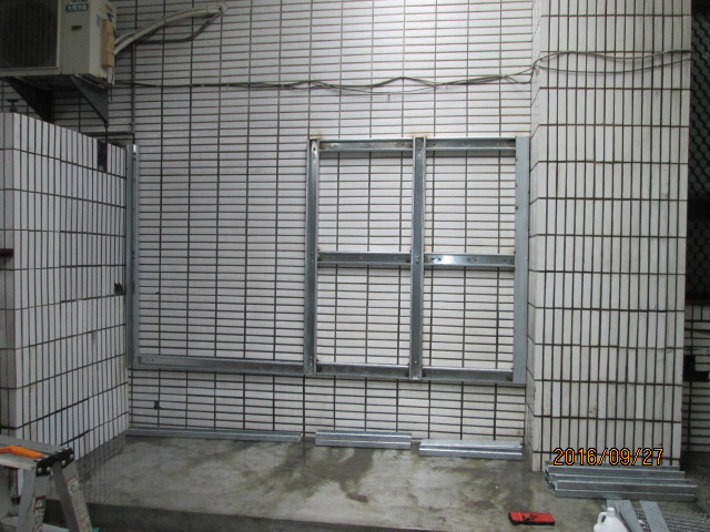 台南郵政總局停車場外牆後