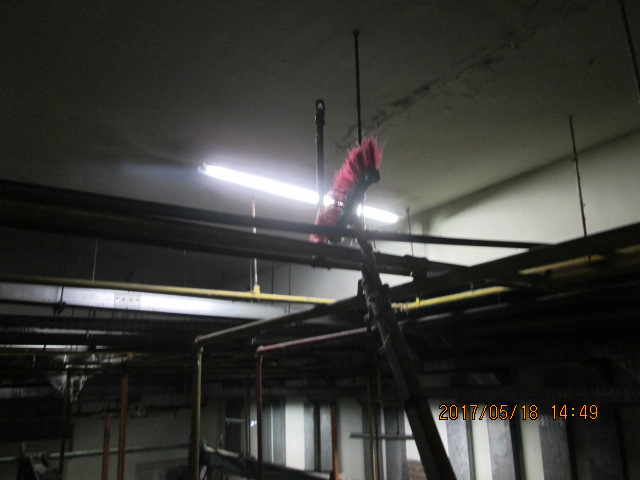 地下室停車場天花板蜘蛛網清除作業3