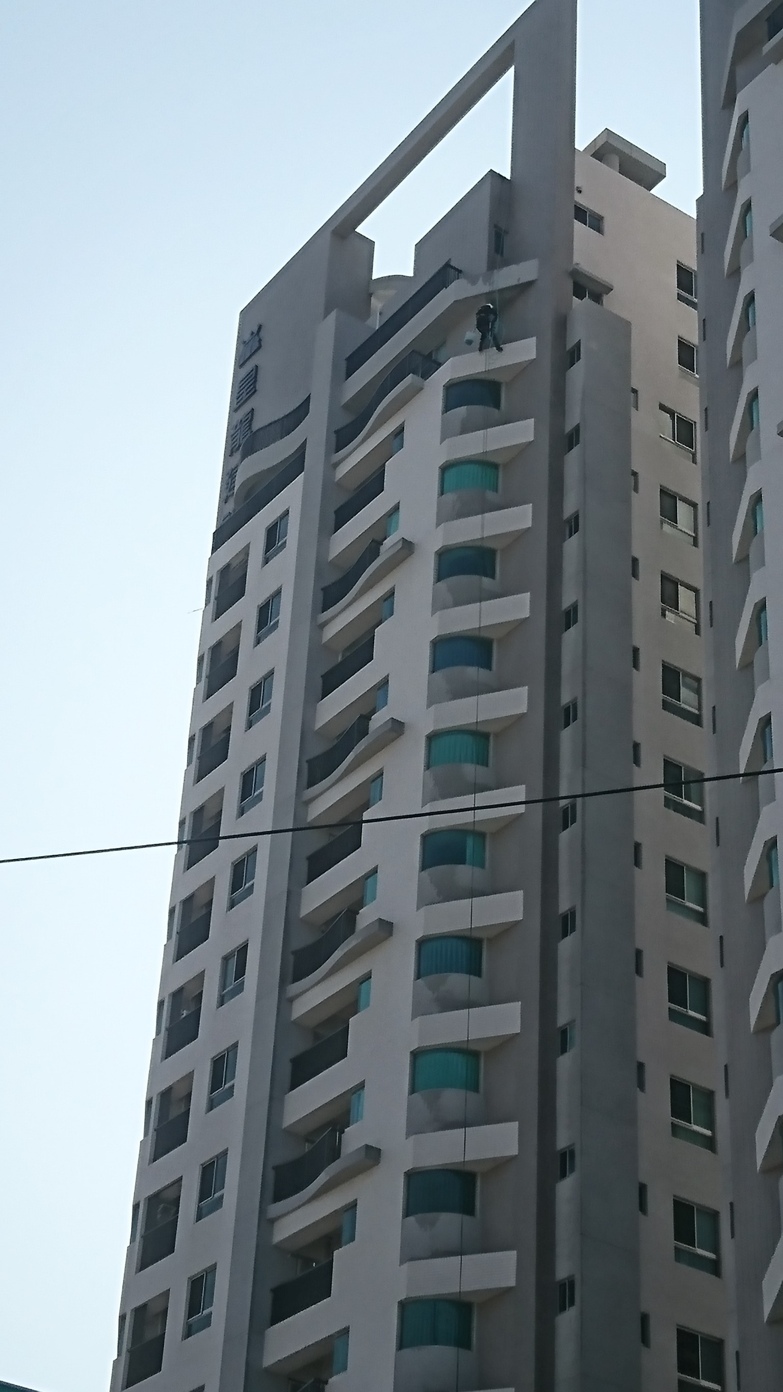 天朵綠園高空玻璃帷幕清洗5