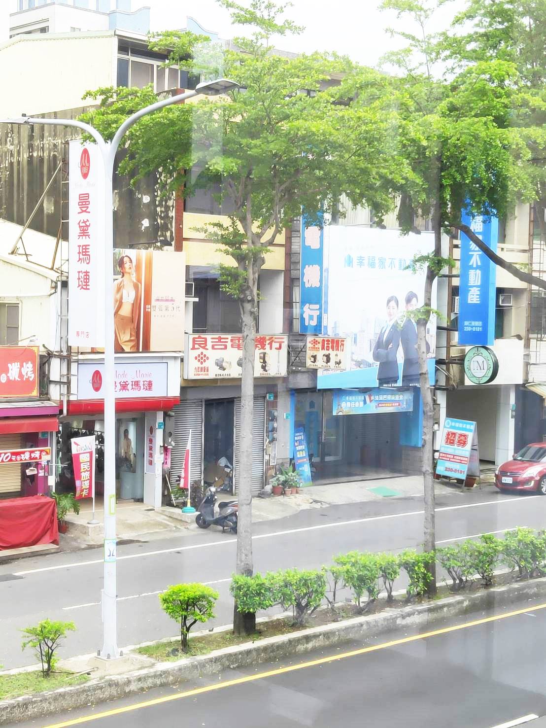 吊掛各式招牌或帆布或LED螢幕廣告工程交通管制