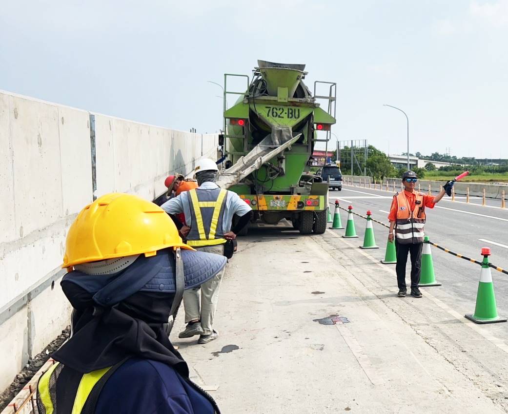橋樑路邊施工交通管制