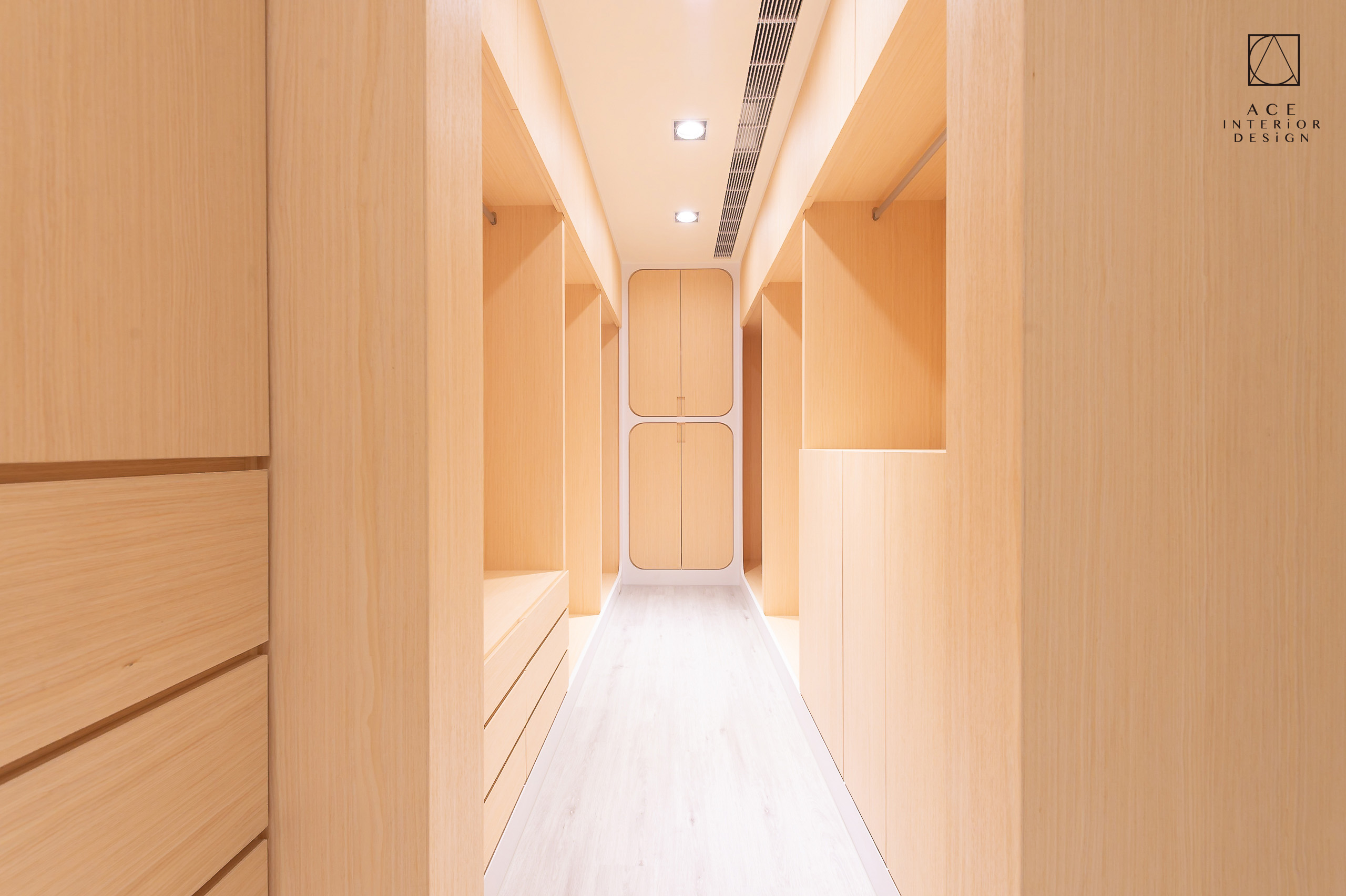 高雄大昌路文豪二樓主臥衣櫥間