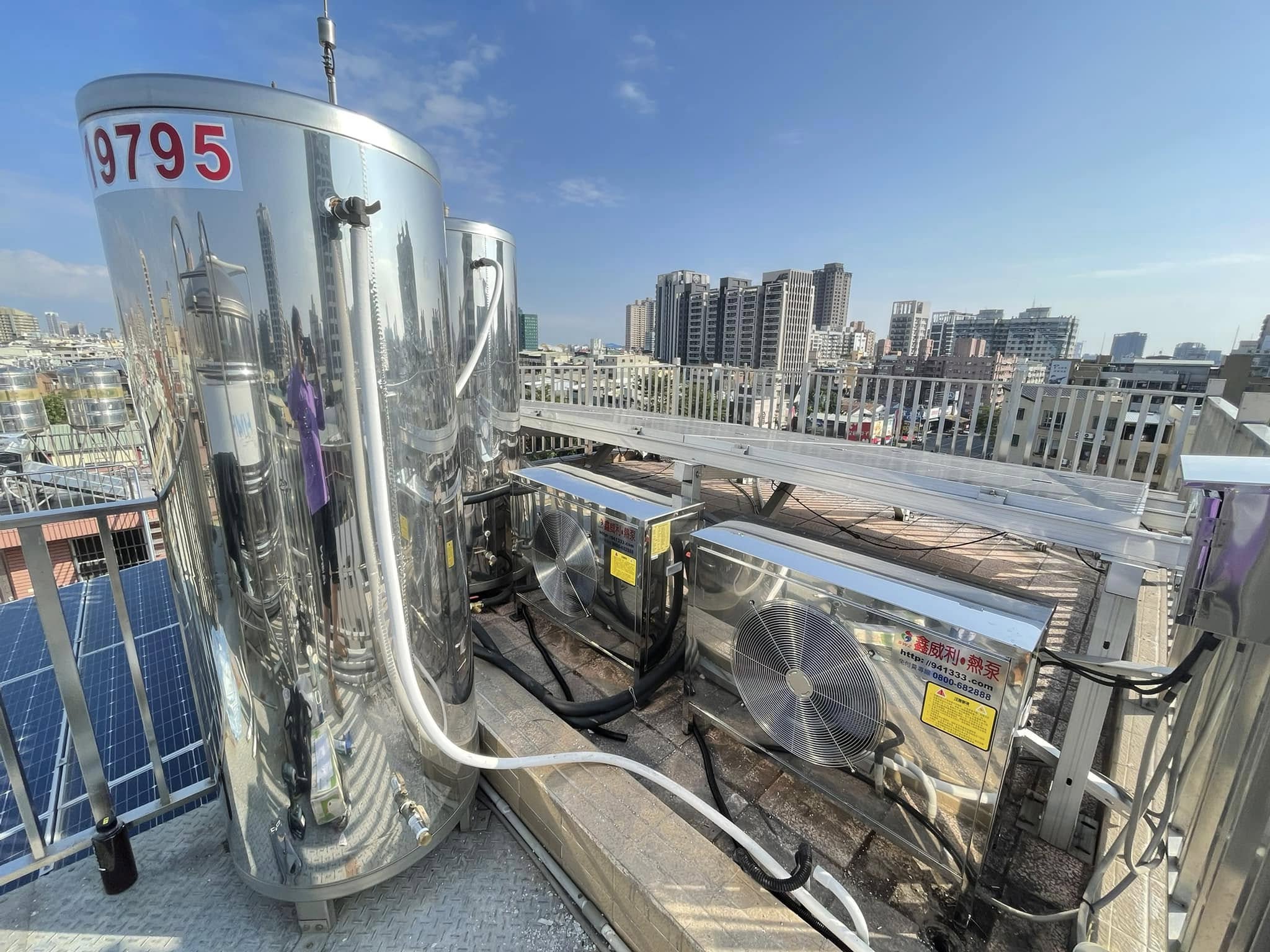 原使用它牌傳統循環式熱泵主機，效能差，製熱慢，改用高效能直熱式主機