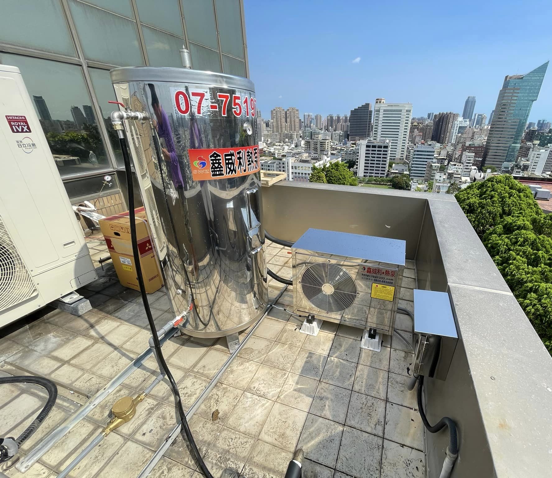 七賢一路大樓20樓頂-舊太陽能汰換成直熱式高效率熱泵熱水器