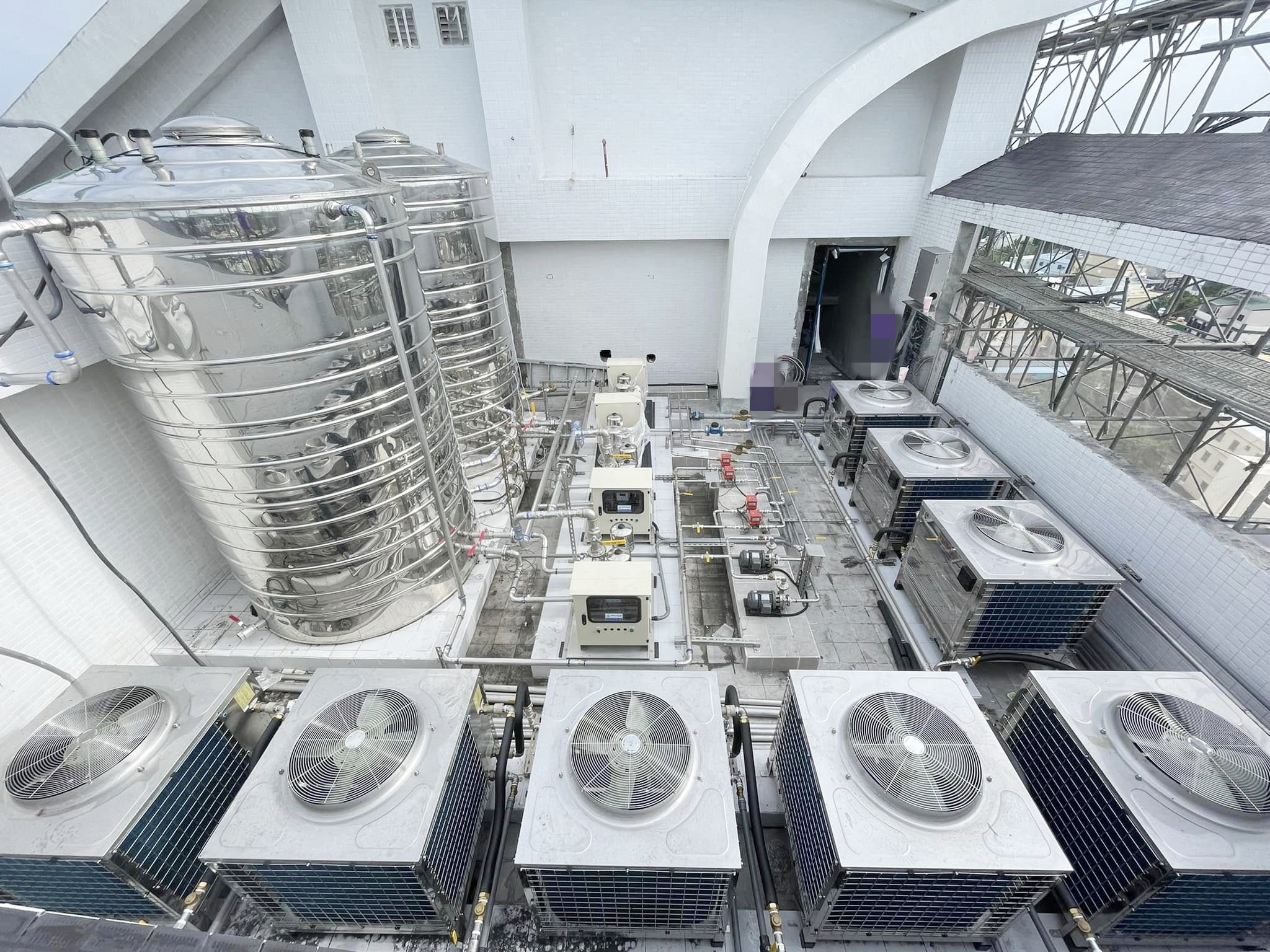 小琉球大飯店熱泵熱水系統20噸熱水量.直熱式熱泵主機八台