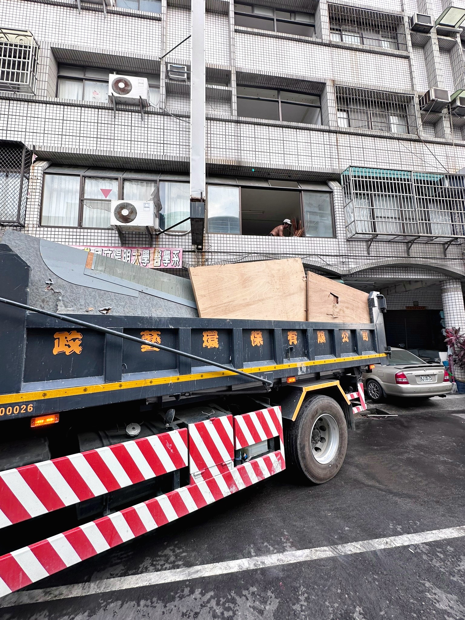 高雄民宅舊裝潢拆除/拆除相關工程/廢棄物清運/大型家具清運/泥作工程/磁磚翻修