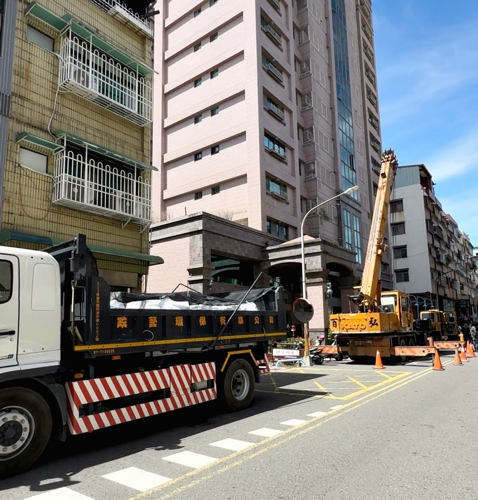 配合吊車清運廢棄物