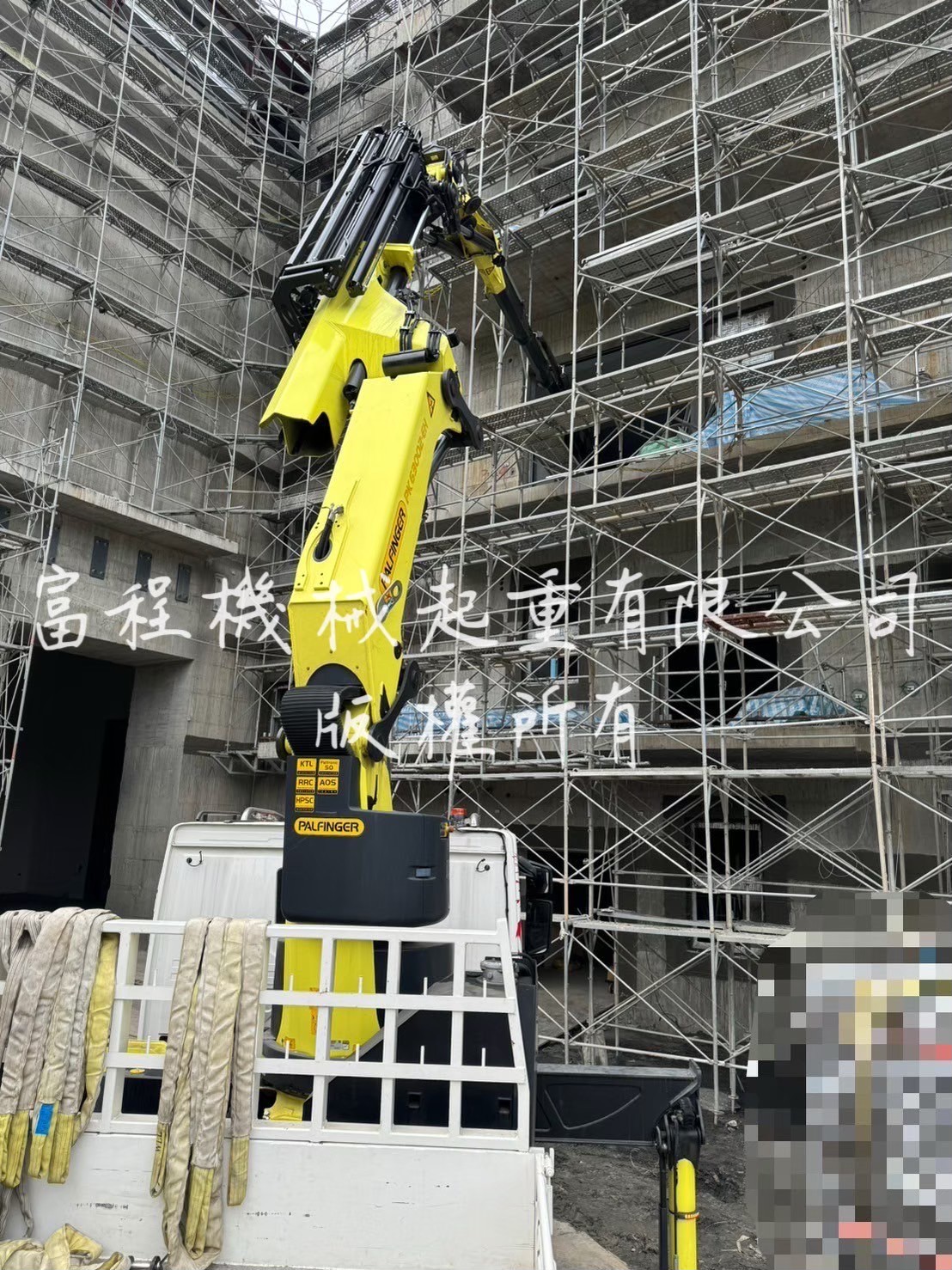 曲臂式吊車特殊地形吊掛作業