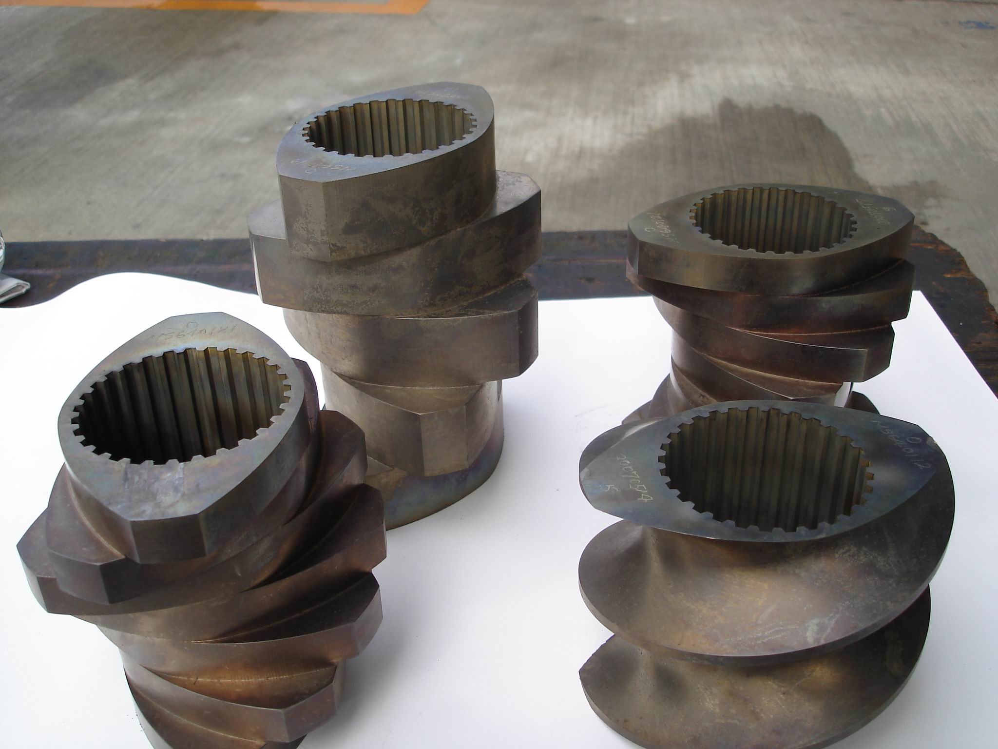 塑膠押出機螺桿節及套筒