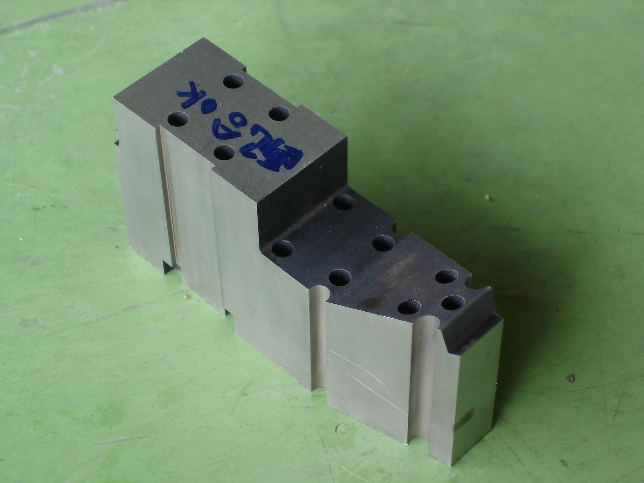 射出塑膠模具內仁