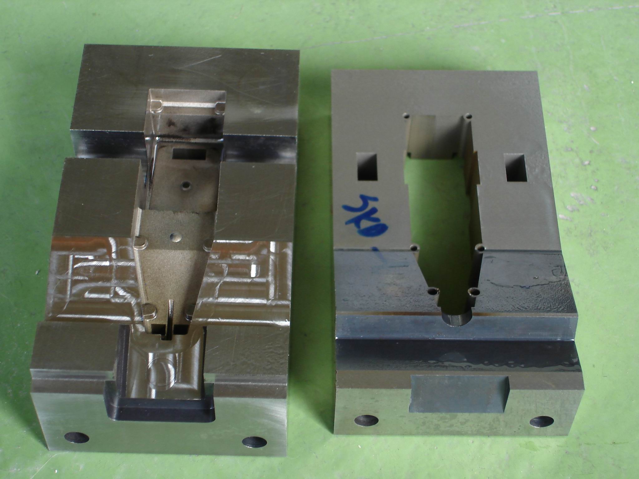 射出塑膠模具內仁