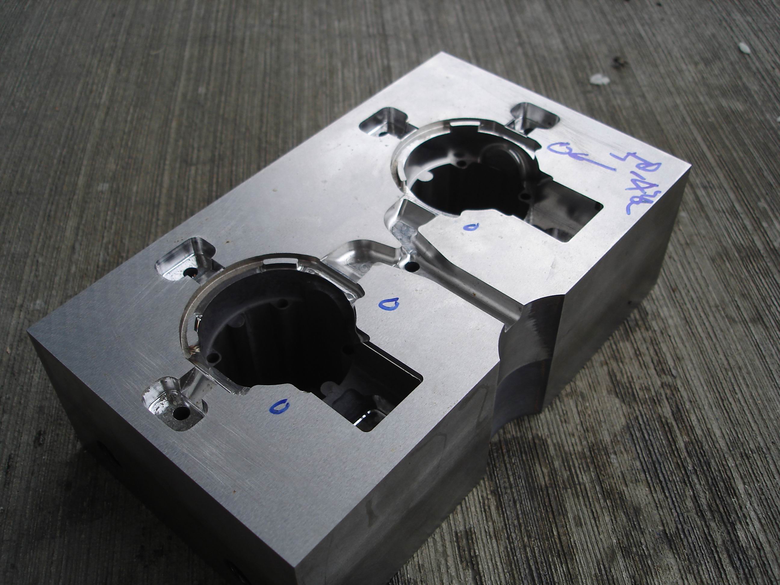 射出塑膠模具內仁