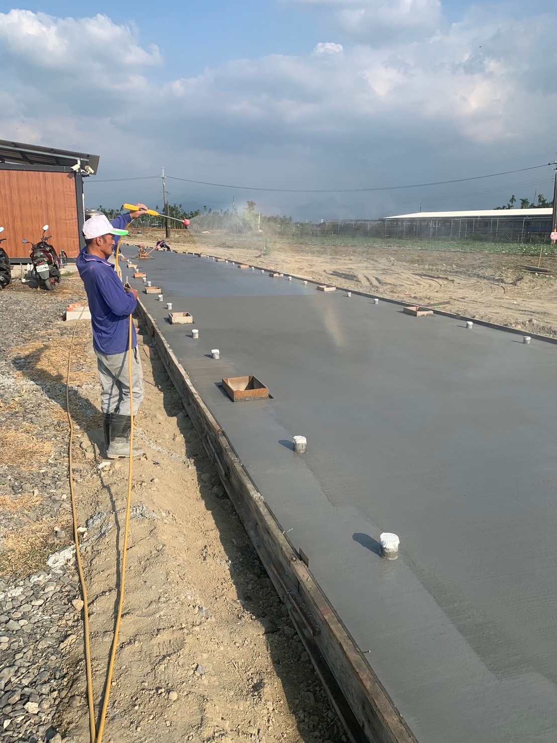 都計農地土木工程灌漿完成灑水作業