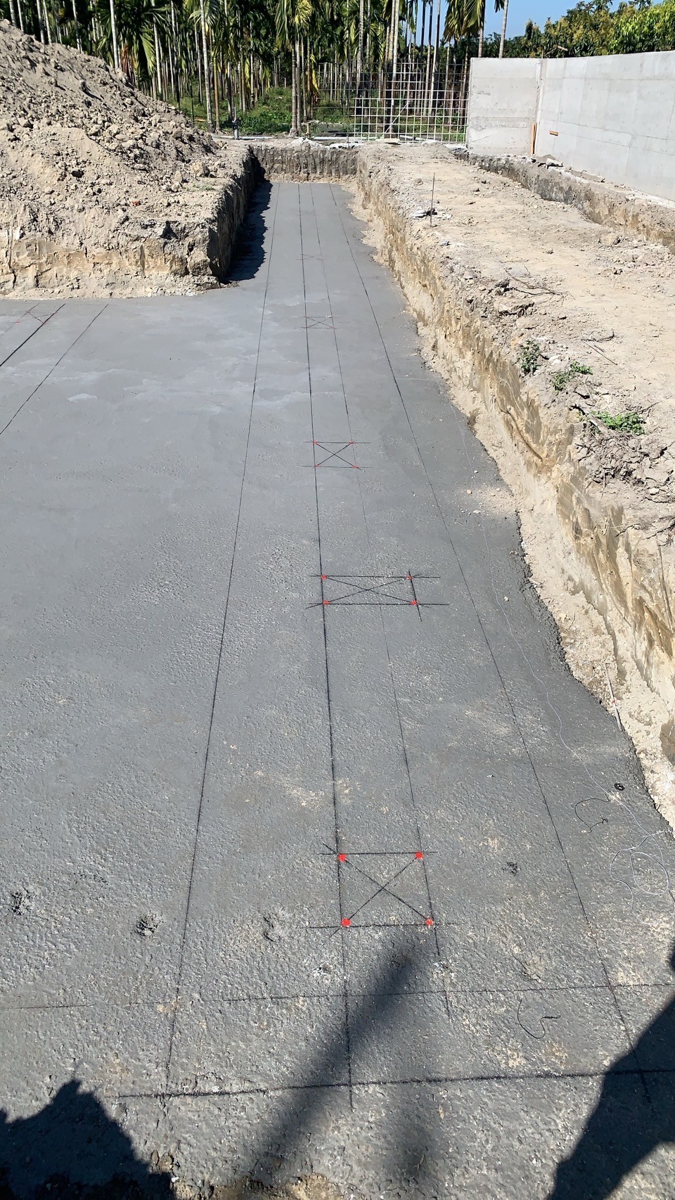 灌漿完成,確認柱子位置