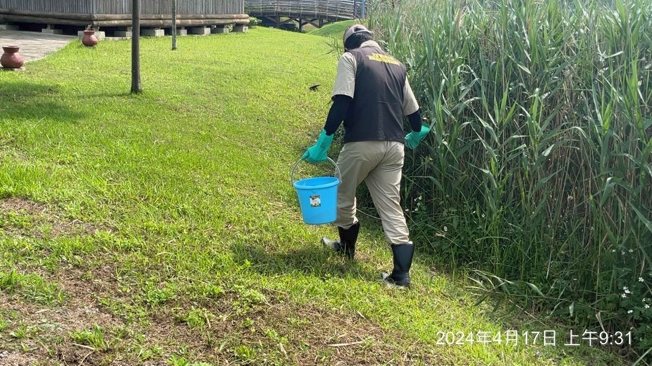 使用美國進口的snake-away(驅蛇寶)進行驅蛇作業