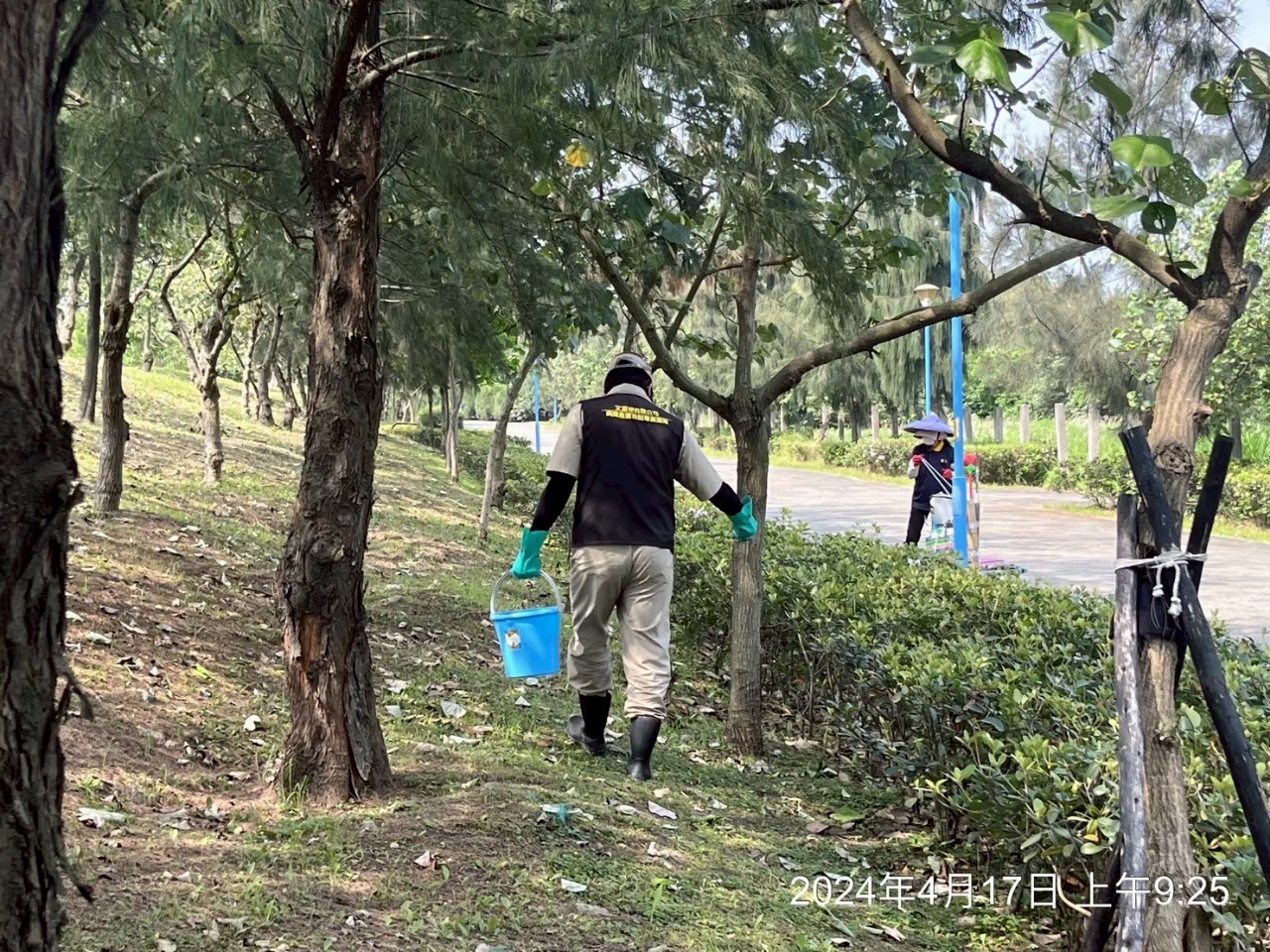 使用美國進口的snake-away(驅蛇寶)進行驅蛇作業