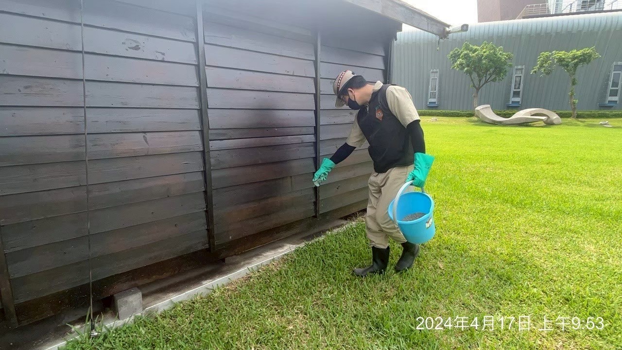 使用美國進口的snake-away(驅蛇寶)進行驅蛇作業