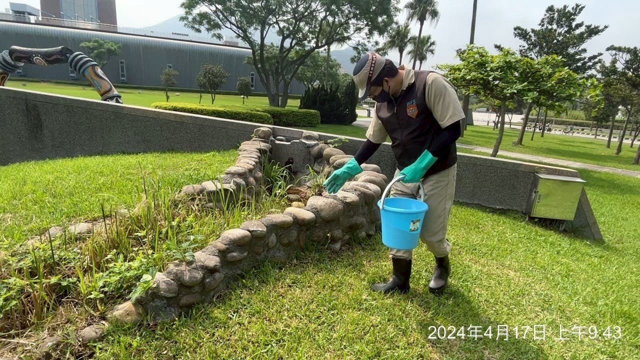 使用美國進口的snake-away(驅蛇寶)進行驅蛇作業