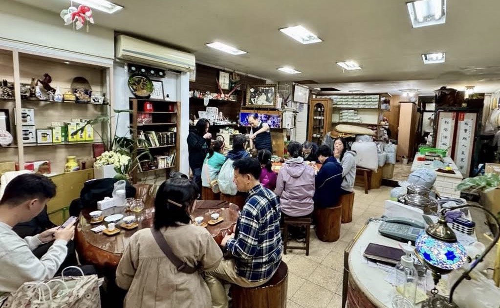 高朋滿座品茶中