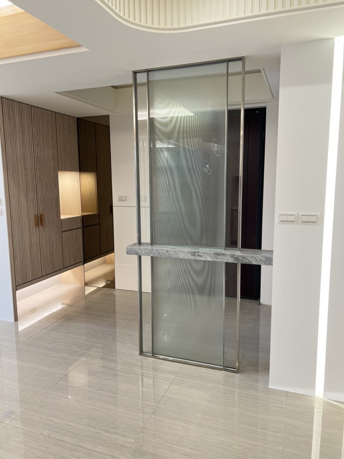 鴻瑞玻璃鋁門窗行-undefined